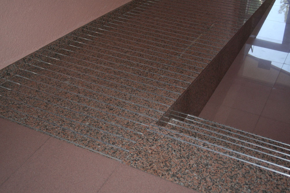 Bandas antideslizantes de aluminio en rampa y escalera